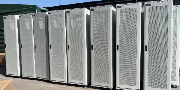 白色網(wǎng)絡(luò)機柜：數(shù)字化浪潮中的時尚效能守護(hù)者